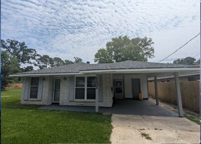 1131 Ave C in Port Allen, LA - Building Photo
