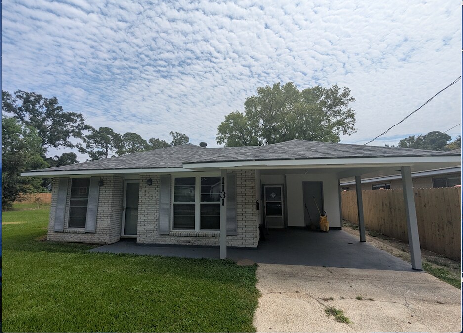 1131 Ave C in Port Allen, LA - Building Photo