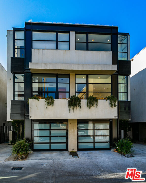 109 Ocean Front Walk in Los Angeles, CA - Building Photo - Building Photo