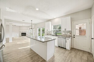 16802 Willow Bend Ct in Sugar Land, TX - Building Photo