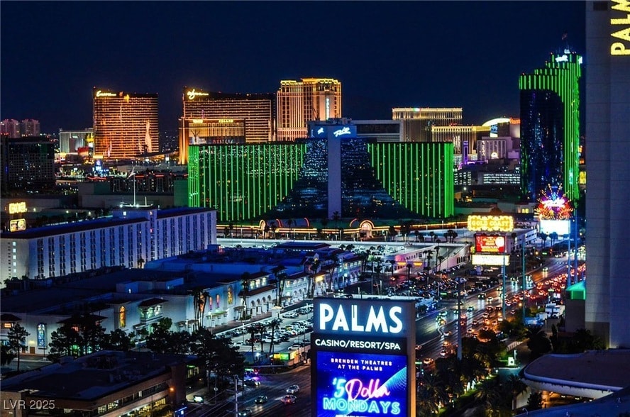 4381 W Flamingo Rd, Unit 2101 in Las Vegas, NV - Building Photo