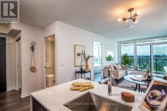 18 Erskine Ave in Toronto, ON - Building Photo - Building Photo