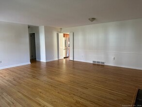 7 Wilshire Rd in Madison, CT - Building Photo - Building Photo