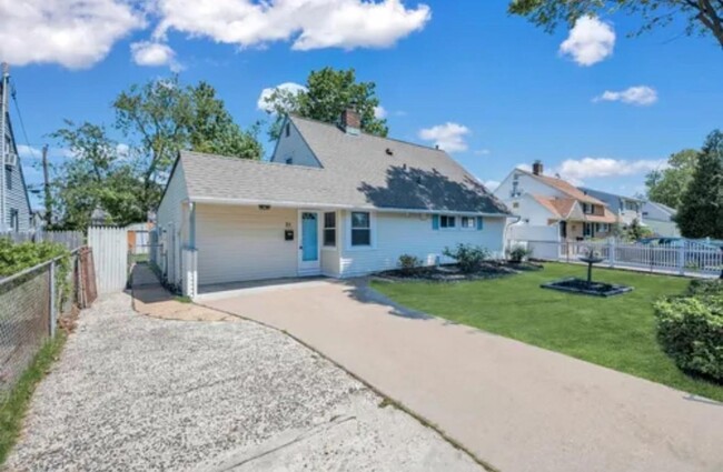 31 Gleaner Ln in Levittown, NY - Building Photo - Building Photo