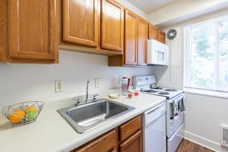Columbia Grove Apartments in Arlington, VA - Foto de edificio - Interior Photo