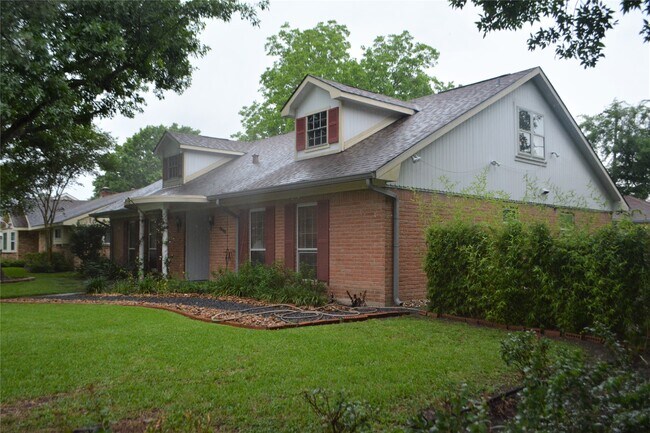 5402 Queensloch Dr in Houston, TX - Building Photo - Building Photo