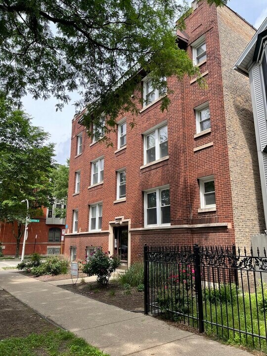 1122 W Wellington Ave-Unit -105 in Chicago, IL - Building Photo