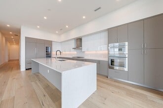 2425 Peachtree Rd in Atlanta, GA - Building Photo - Building Photo