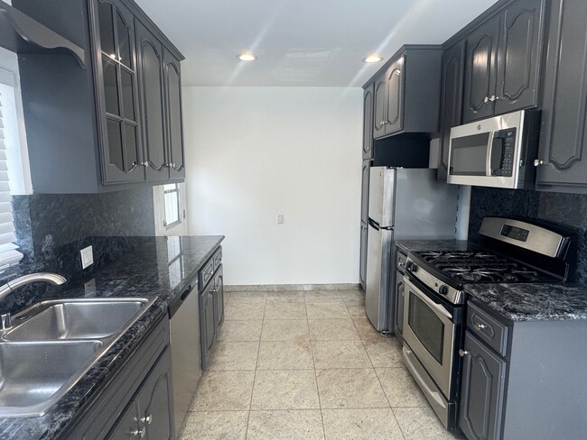 6506 Teesdale Ave in North Hollywood, CA - Foto de edificio - Building Photo