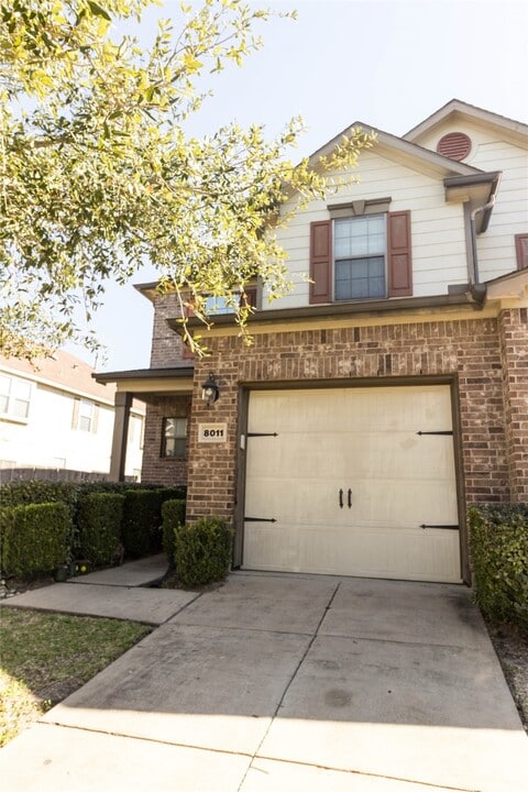 8011 Singing Sonnet Ln in Houston, TX - Building Photo