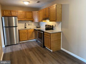 1284 S Ox Rd in Woodstock, VA - Building Photo