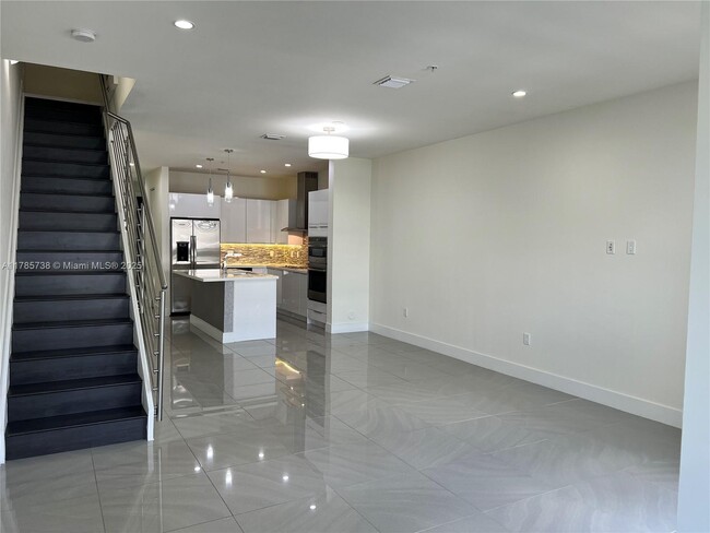 10260 NW 63rd Terrace in Doral, FL - Building Photo - Building Photo