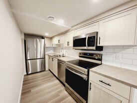 5243 Edgemont Blvd NW in Edmonton, AB - Building Photo