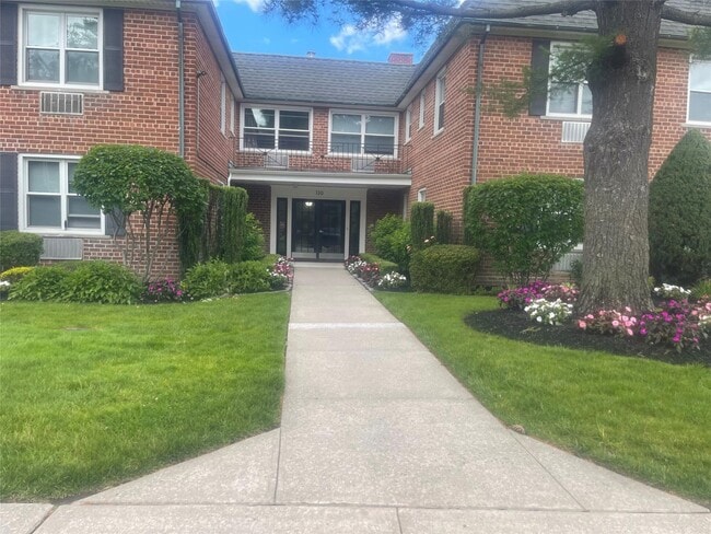 130 S Park Ave in Rockville Centre, NY - Building Photo - Building Photo