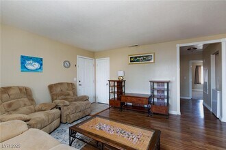 7300 W Pirates Cove Rd in Las Vegas, NV - Building Photo - Building Photo