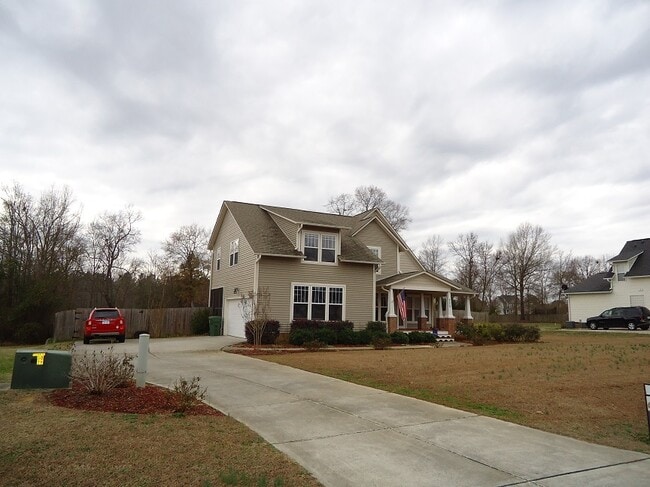 220 Ruth Cir in Fuquay Varina, NC - Building Photo - Building Photo