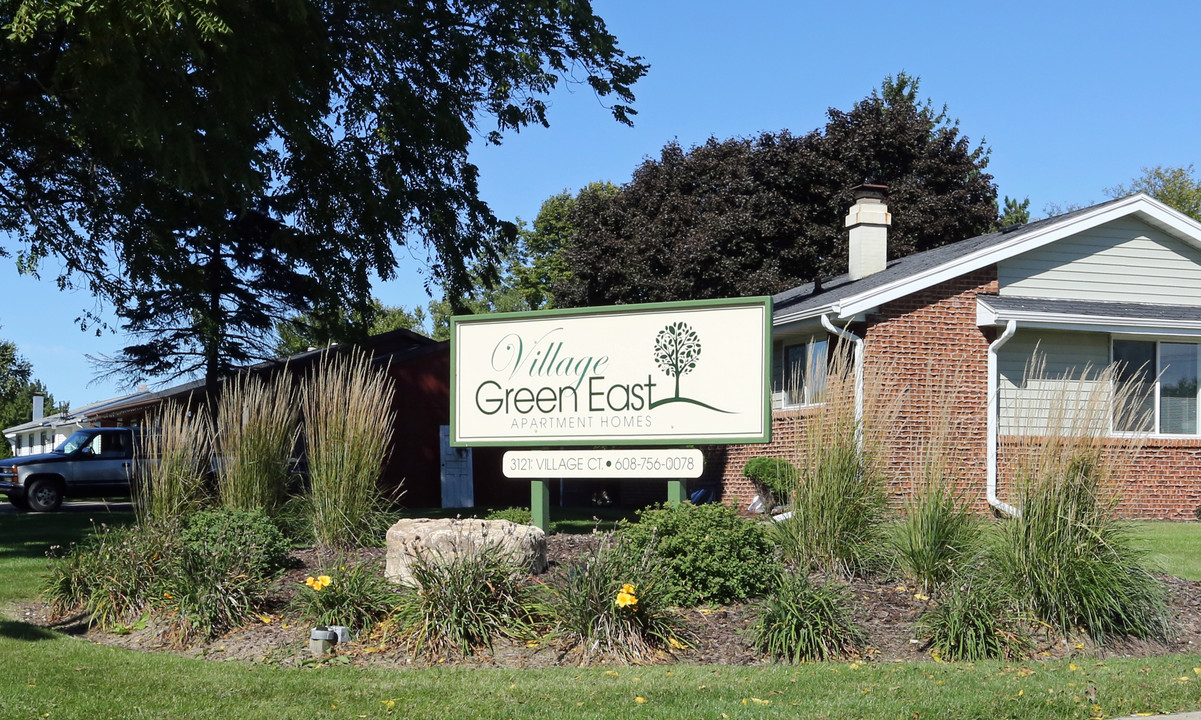 Village Green East Apartments in Janesville, WI - Foto de edificio