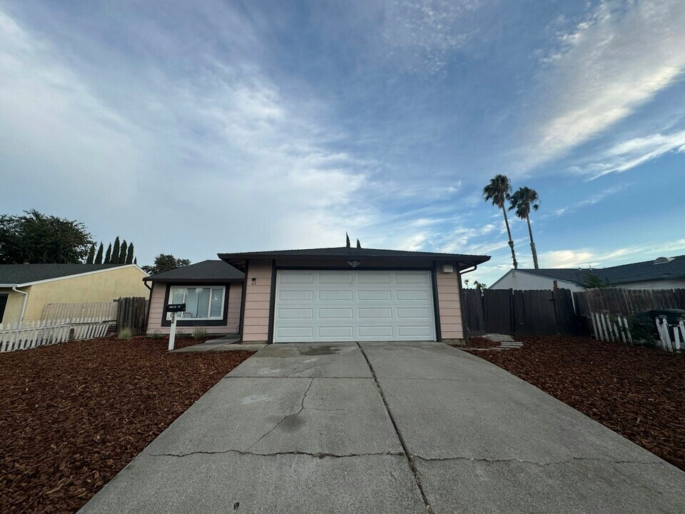 22 Merrimac Pl in Pittsburg, CA - Building Photo