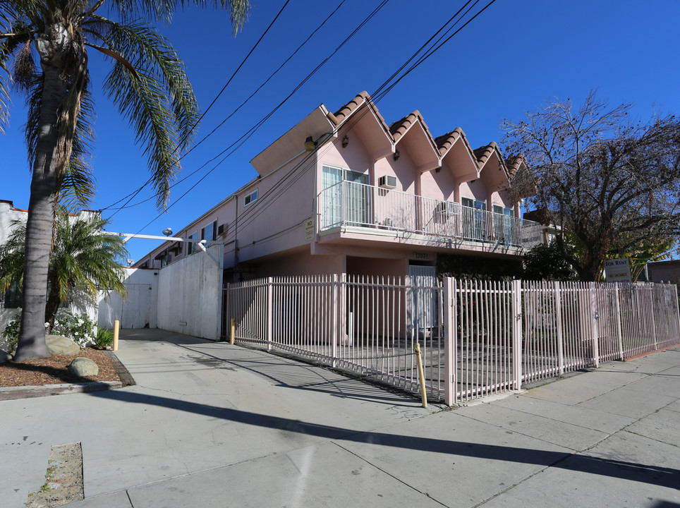 12031 Runnymede St in North Hollywood, CA - Foto de edificio