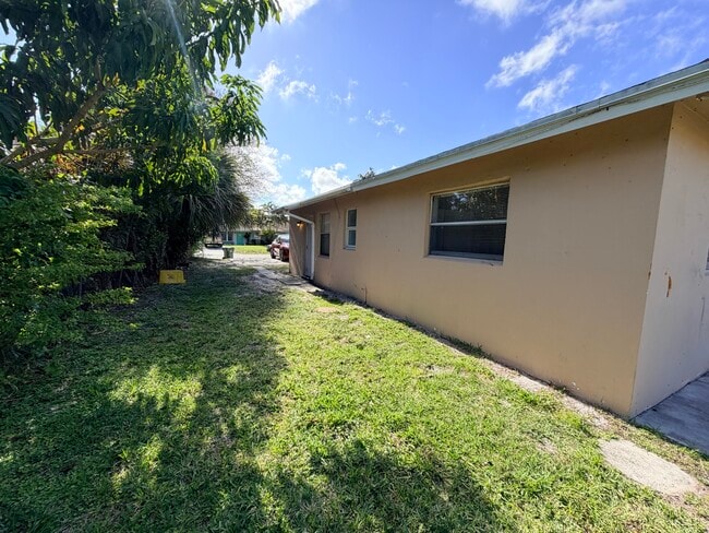 3594 Almar Rd in Lake Worth Beach, FL - Building Photo - Building Photo