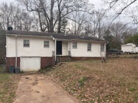 323 Sykes Rd in Jackson, MS - Building Photo