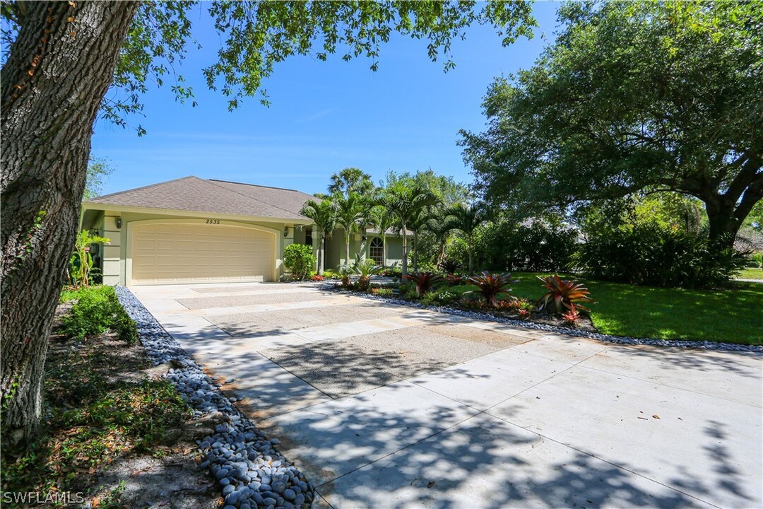 2535 River Reach Dr in Naples, FL - Building Photo