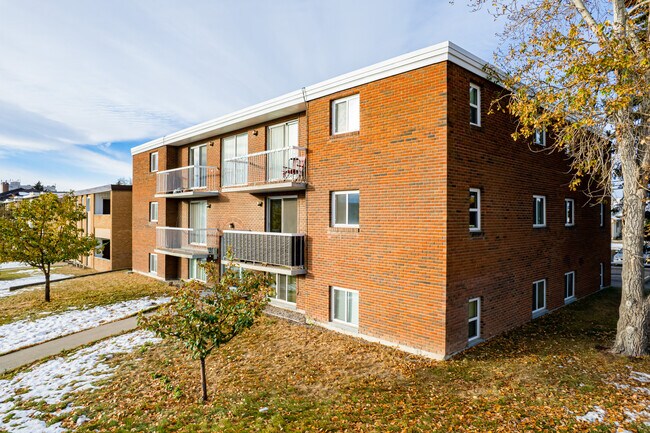 1401 37ht St SW in Calgary, AB - Building Photo - Building Photo