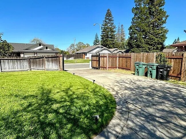 3820 Hillcrest Ln in Sacramento, CA - Building Photo - Building Photo