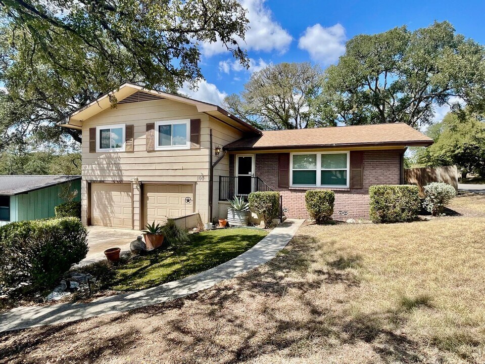 100 Ridgeway Dr in San Marcos, TX - Building Photo