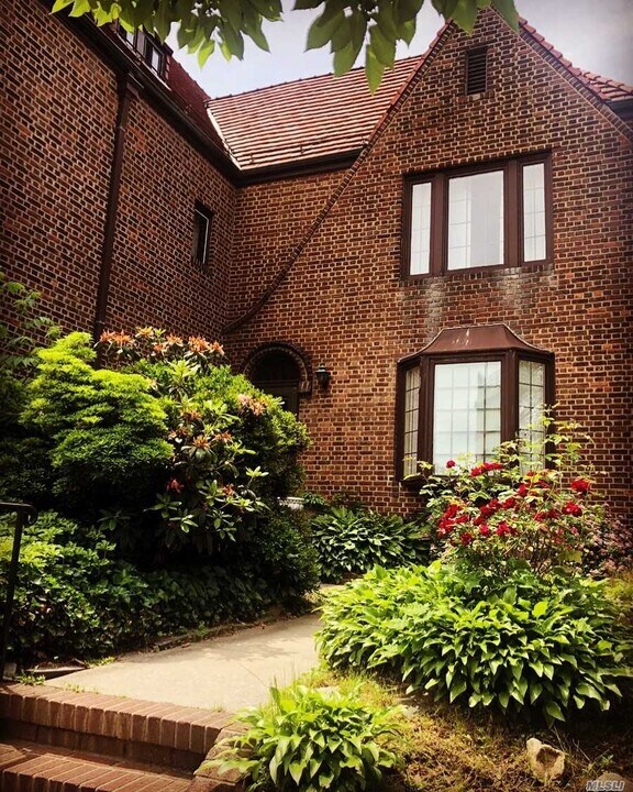 100-05 69th Ave-Unit -2nd Fl in Queens, NY - Building Photo