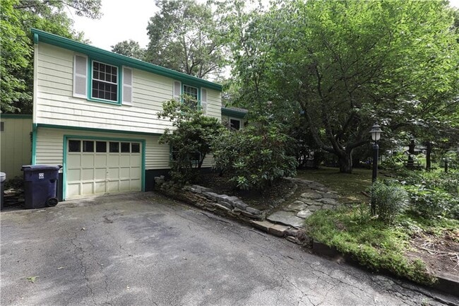 70 Lindley Ave in North Kingstown, RI - Building Photo - Building Photo