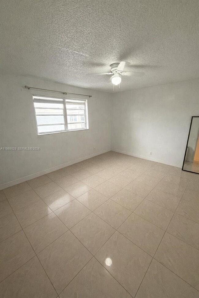 220 SW 9th Ave, Unit 516 in Hallandale Beach, FL - Foto de edificio - Building Photo