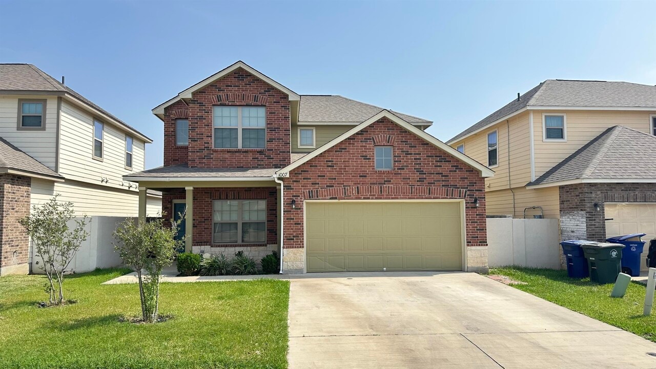 1007 Larvotto Loop in Laredo, TX - Building Photo