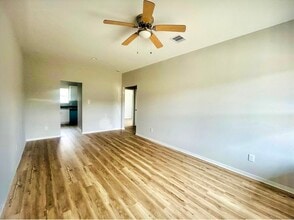 1318 Stowell St in Anahuac, TX - Building Photo - Building Photo
