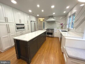 9821 Days Farm Dr in Vienna, VA - Building Photo - Building Photo