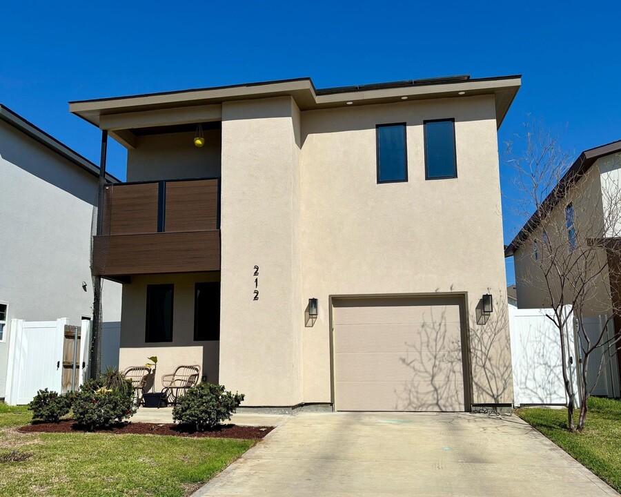 212 Deer Path Lp in Laredo, TX - Foto de edificio