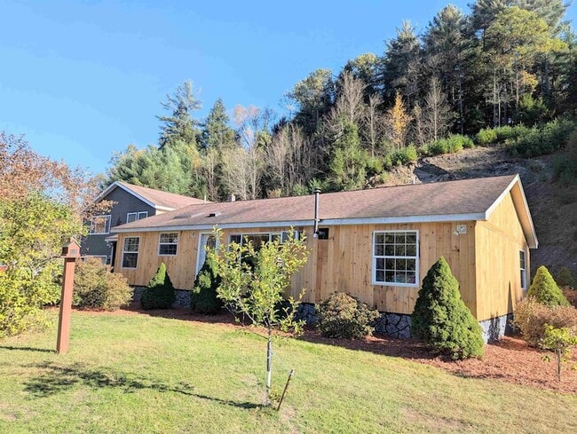 43 Crestwood Dr in St Johnsbury, VT - Foto de edificio - Building Photo