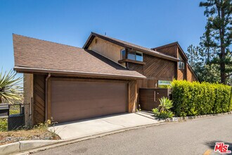 1260 Linda Flora Dr in Los Angeles, CA - Building Photo - Building Photo