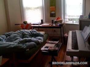 17 Warwick Rd in Brookline, MA - Building Photo - Building Photo