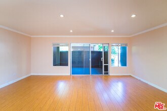 18350 Hatteras St-Unit -141 in Los Angeles, CA - Building Photo - Building Photo
