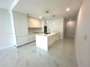 700 NE 24th St, Unit 2605 in Miami, FL - Foto de edificio - Building Photo
