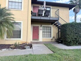 7426 Wynnewood Square in Winter Park, FL - Building Photo