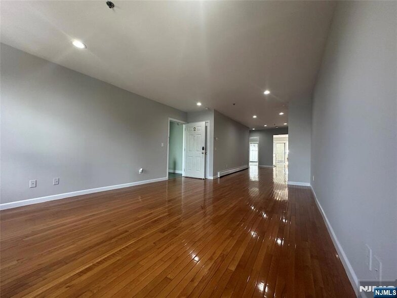 258 Old River Rd in Edgewater, NJ - Building Photo