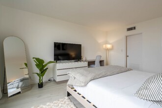 1000 West Ave in Miami Beach, FL - Foto de edificio - Building Photo