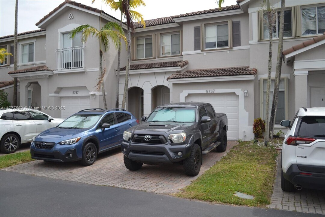 5737 NW 113th Ave in Doral, FL - Building Photo
