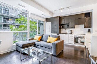 150 Simcoe St in Toronto, ON - Building Photo - Building Photo