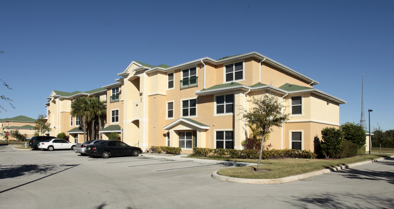 Lake Shore Apartments in West Palm Beach, FL - Building Photo