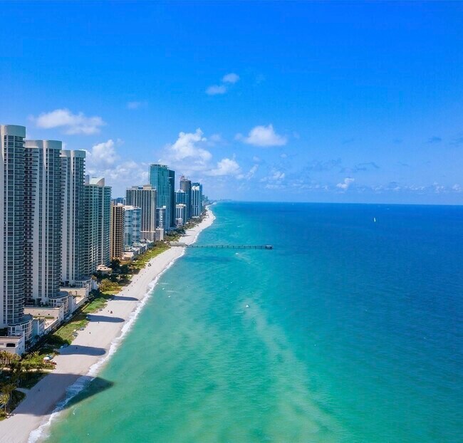 222 Poinciana Island Dr in Sunny Isles Beach, FL - Foto de edificio - Building Photo