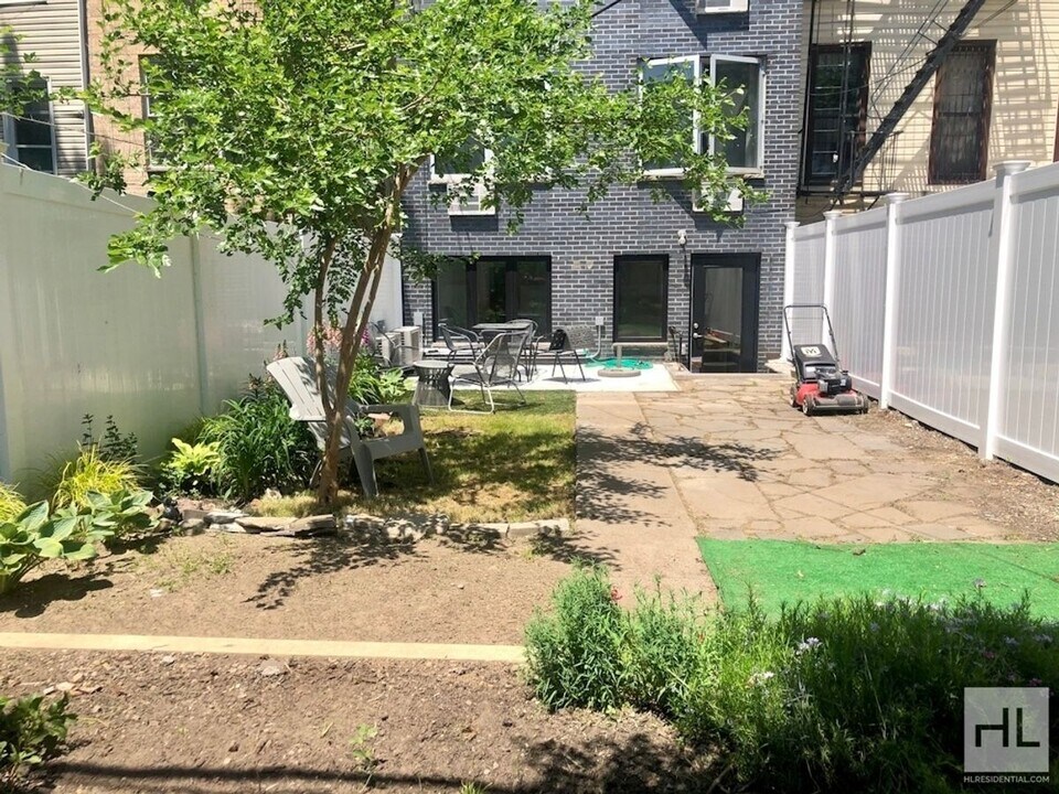 Bedford-Stuyvesant / 2-Bed 1-Bath / Private Outdoor Space, Unit 1A in Brooklyn, NY - Foto de edificio
