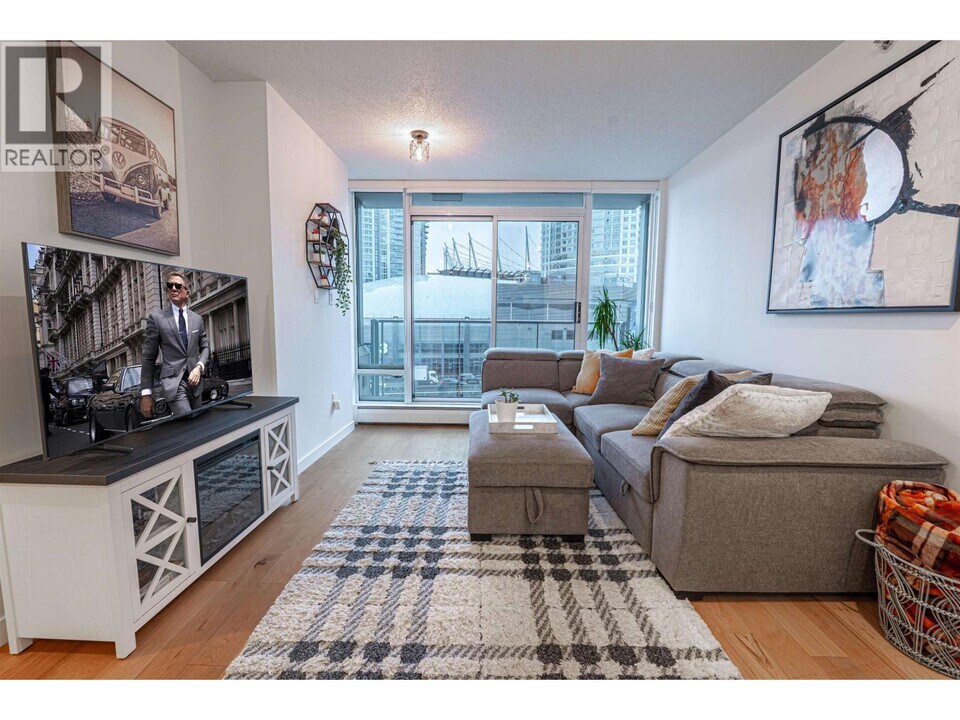 688 Abbott St in Vancouver, BC - Building Photo